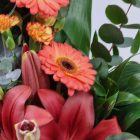 Liliomos elegáns virágkompozíció